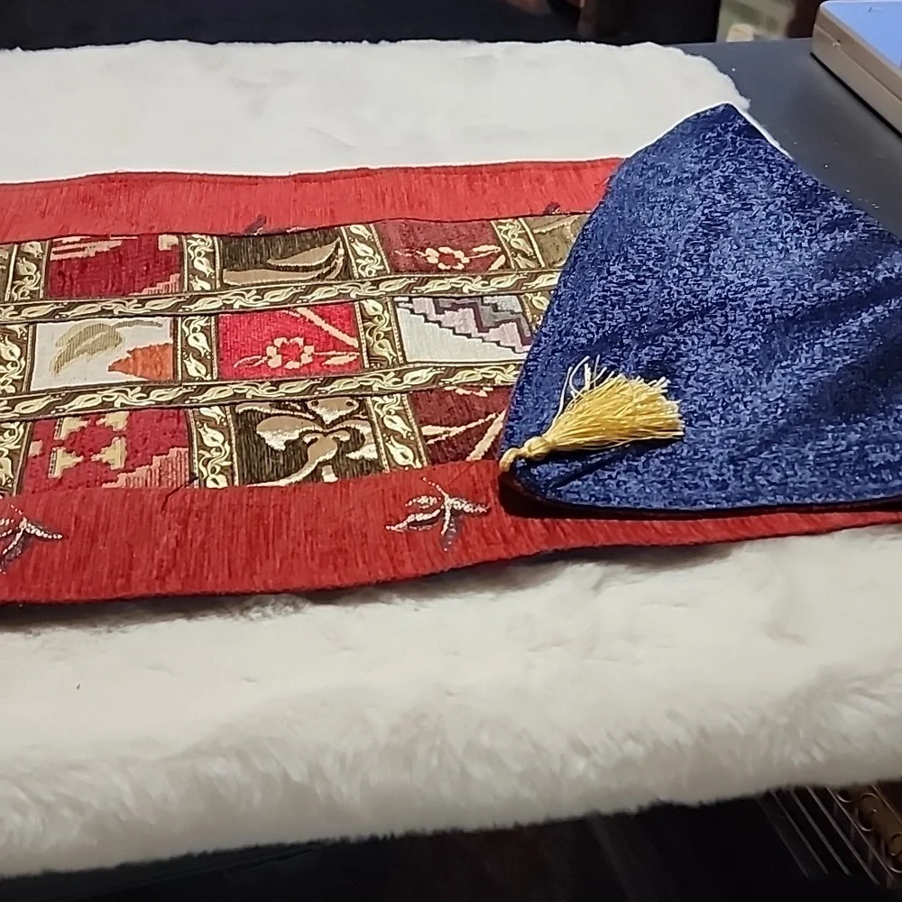 REVERSIBLE TABLE RUNNER WITH GOLD TASSELS - Picture 2 of 7